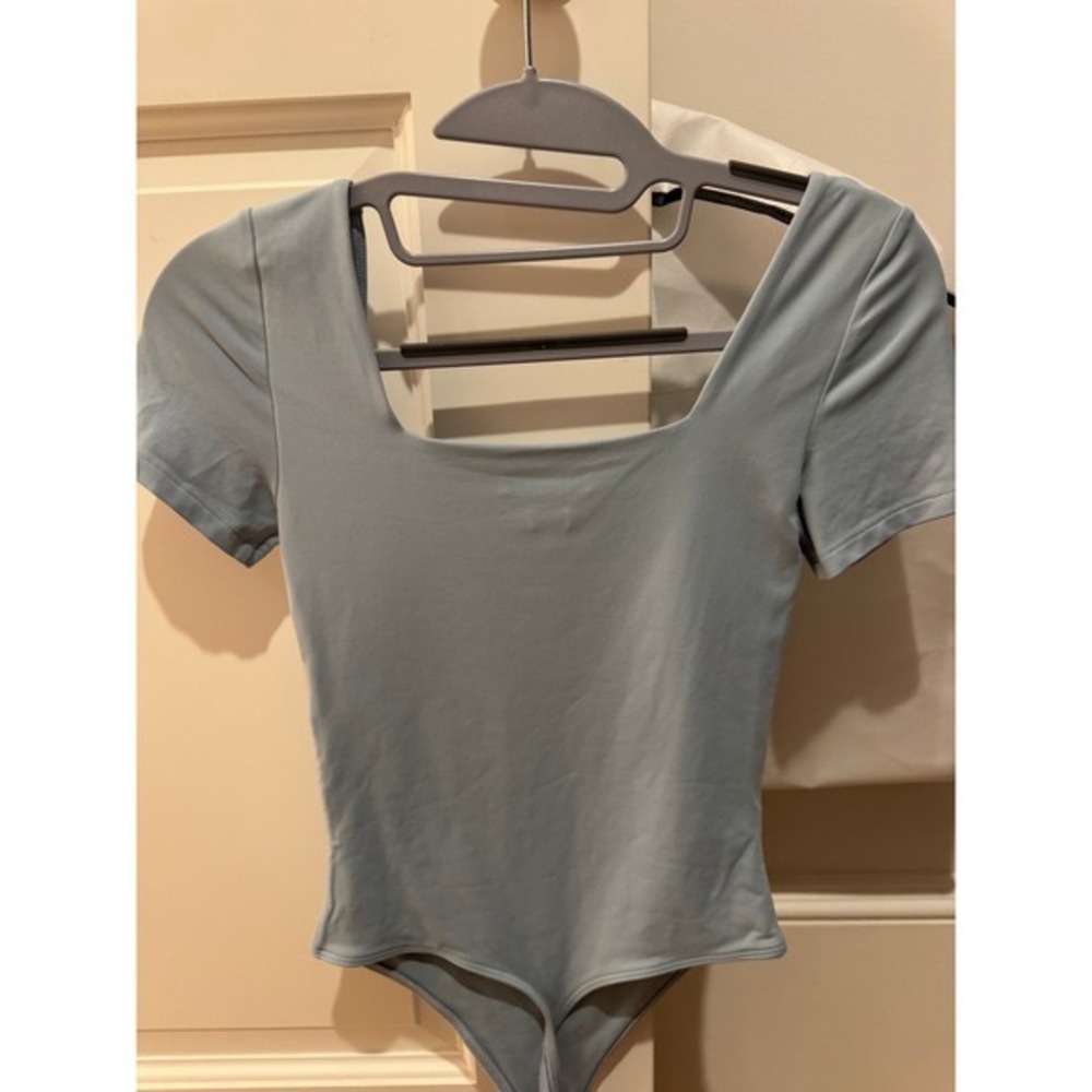 Aritzia Babaton Original Contour Manner Short Sleeve Squareneck Bodysuit - Picture 4 of 4